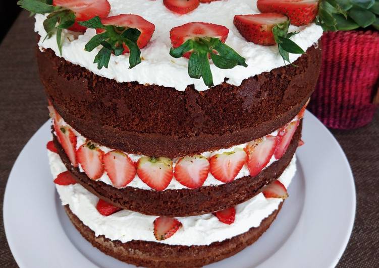Fresh Strawberry Vanilla Cake