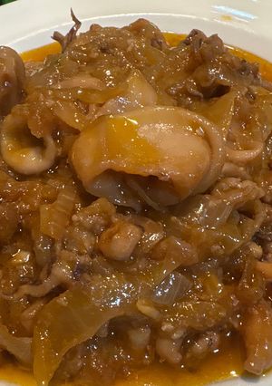 Una foto de Calamares Encebollados