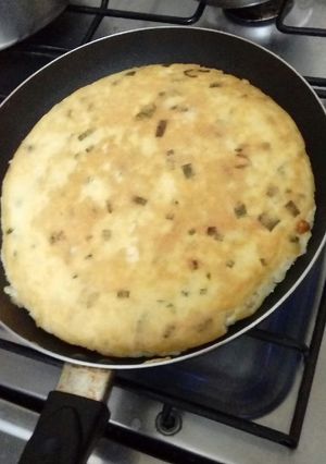 Una foto de Tortilla se papas fácil relleno de jamón y queso