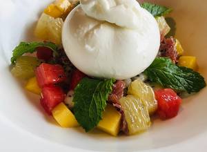 Hình của món Salad Trái Cây Nhiệt Đới và Phô Mai Burrata - Tropical Fruit Burrata Salad.