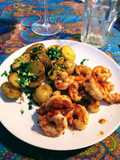 Gambas al ajillo con papines a la provenzal
