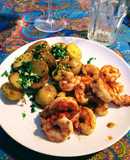 Gambas al ajillo con papines a la provenzal