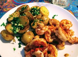Una foto de Gambas al ajillo con papines a la provenzal