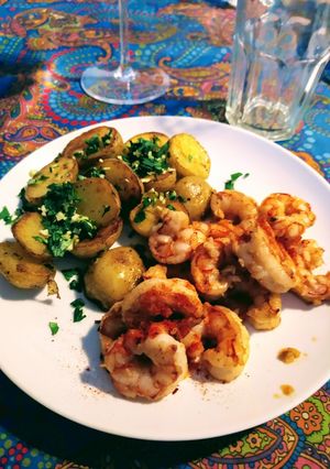 Una foto de Gambas al ajillo con papines a la provenzal