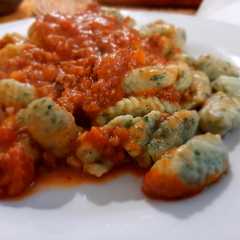 Una foto de Ñoquis de Papa y Espinaca (Ñoquis Verdes)