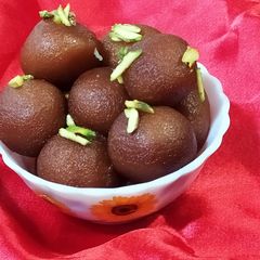 A picture of Gulab jamun.