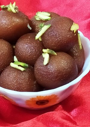 A picture of Gulab jamun.