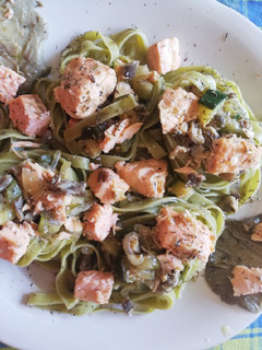Una foto de Nidos vegetales rellenos de salmón calabacín y setas