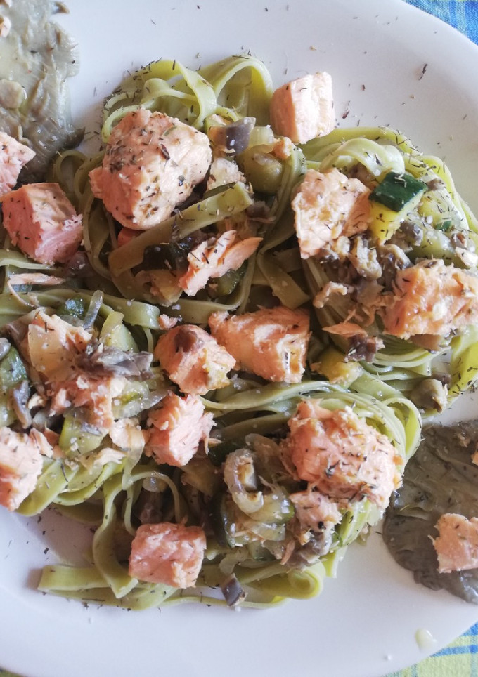 Una foto de Nidos vegetales rellenos de salmón calabacín y setas