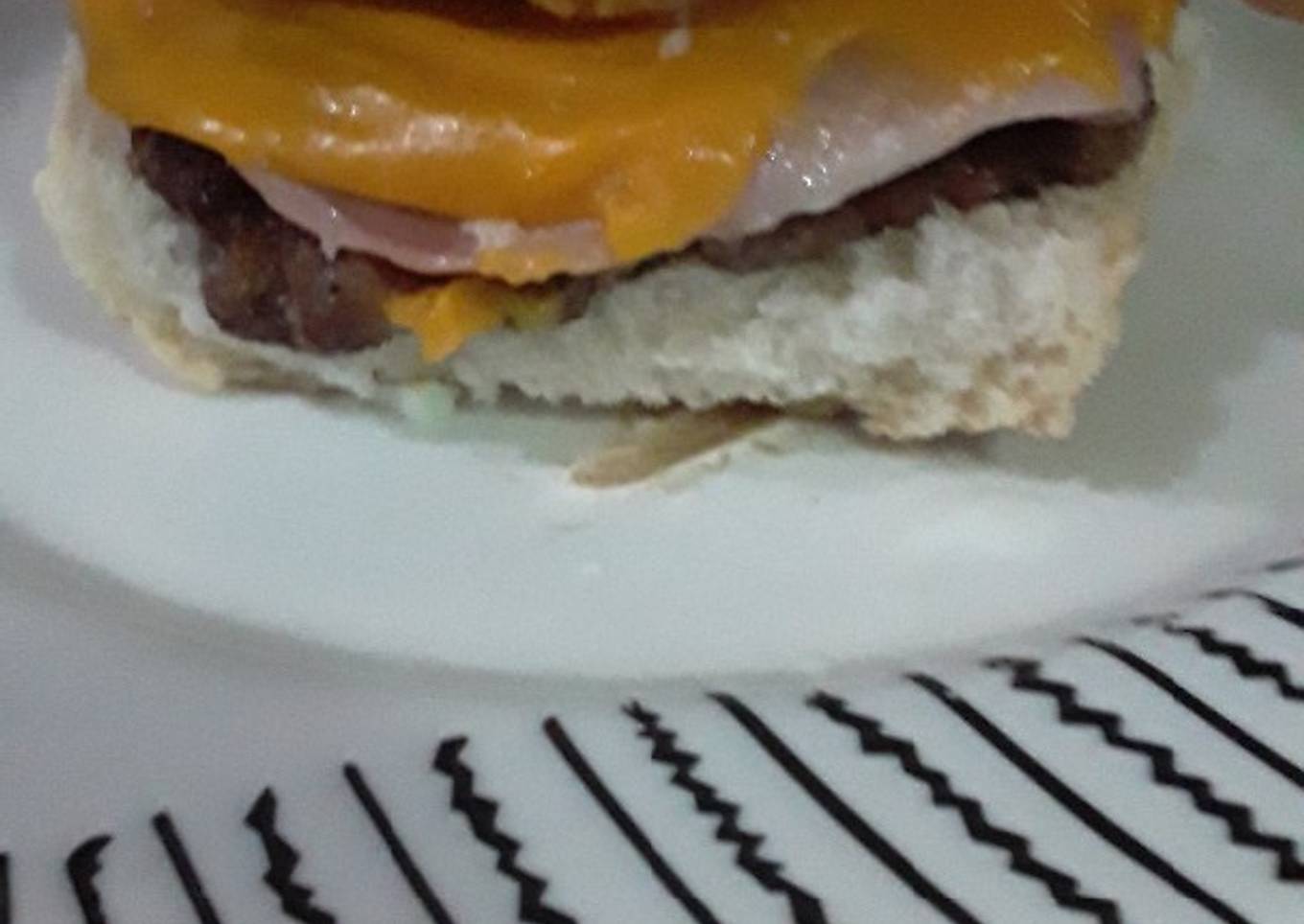 Hamburguesa Sencilla Express con : Cheddar Jamón y Huevo🤤😍