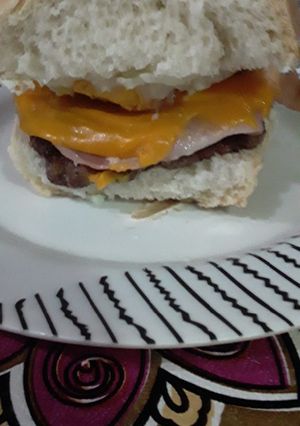 Una foto de Hamburguesa Sencilla Express con : Cheddar Jamón y Huevo🤤😍