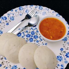 A picture of Idli Sambhar.