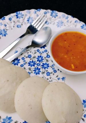 A picture of Idli Sambhar.