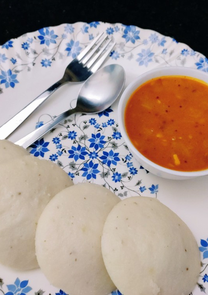 A picture of Idli Sambhar.