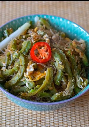 A picture of Stir fried bitter gourd with glass noodles.