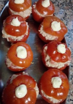 Una foto de Tomates rellenos con arroz y atún