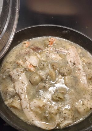 Una foto de Merluza con alcachofas y langostinos