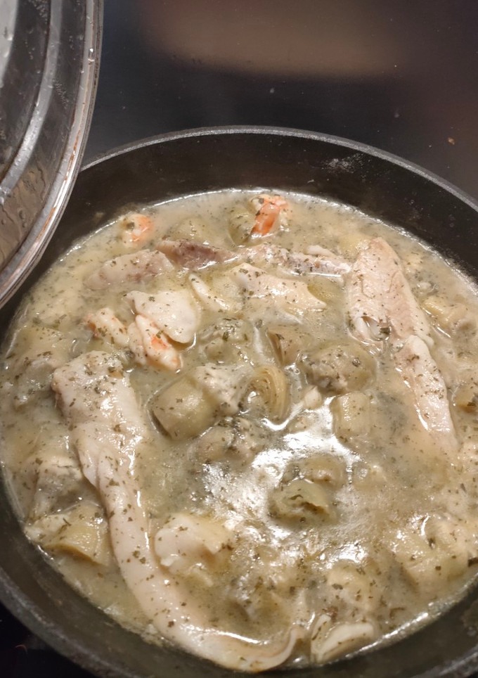 Una foto de Merluza con alcachofas y langostinos