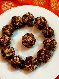 खजूर ड्राई फ्रूट्स लड्डू (Khajoor dry fruits ladoo recipe in hindi) रेसिपी मुख्य फोटो