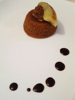 Una foto de Volcan de dulce de leche con bananas caramelizadas y salsa de chocolate