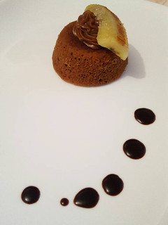 Una foto de Volcan de dulce de leche con bananas caramelizadas y salsa de chocolate