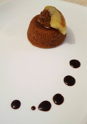 Una foto de Volcan de dulce de leche con bananas caramelizadas y salsa de chocolate
