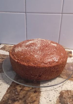 Una foto de Torta agosto de cacao y membrillo con avena vegana