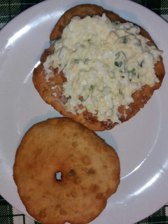 Una foto de Sopaipillas sureñas con una pasta de huevos