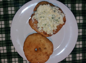 Una foto de Sopaipillas sureñas con una pasta de huevos