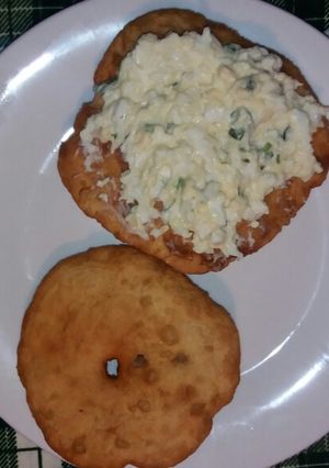 Una foto de Sopaipillas sureñas con una pasta de huevos