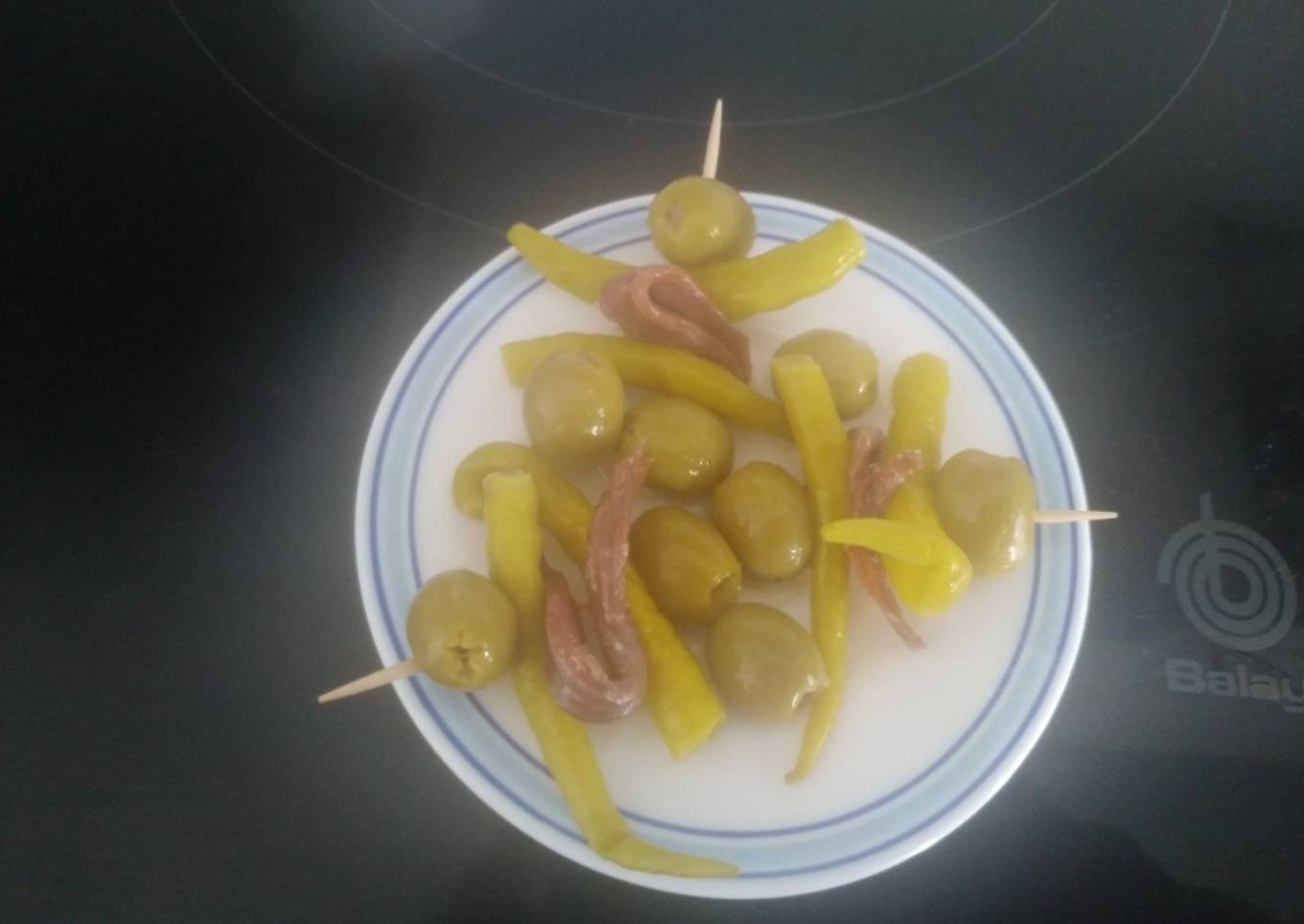 Gilda. La tapa sencilla y rica, anchoa guindilla y aceitunas
