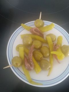 Una foto de Gilda. La tapa sencilla y rica, anchoa guindilla y aceitunas