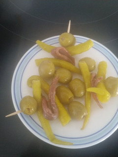 Una foto de Gilda. La tapa sencilla y rica, anchoa guindilla y aceitunas