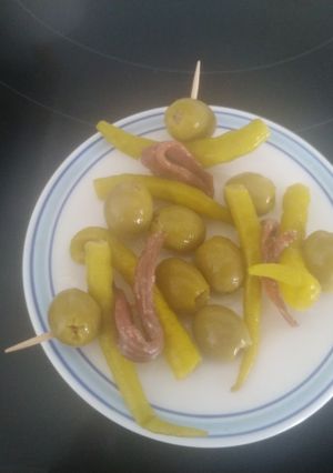 Una foto de Gilda. La tapa sencilla y rica, anchoa guindilla y aceitunas