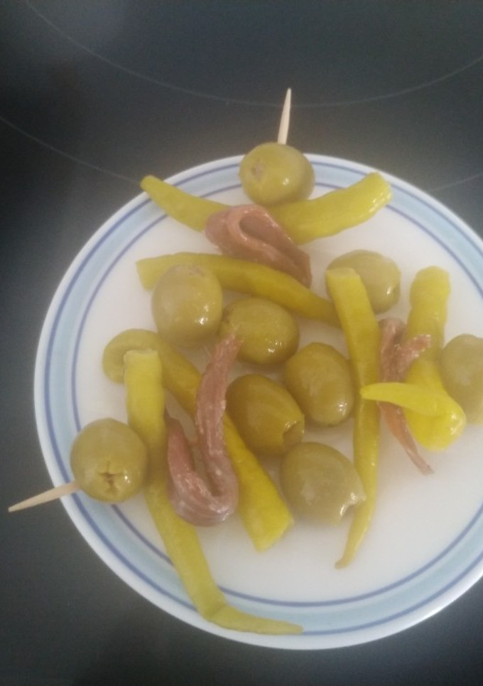 Una foto de Gilda. La tapa sencilla y rica, anchoa guindilla y aceitunas