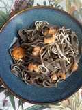Tagliatelle nero di sepia con gulas y langostinos