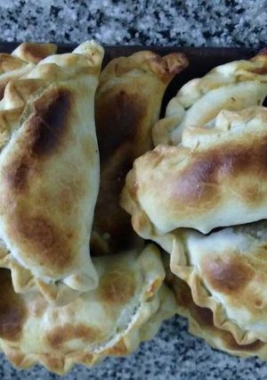 Una foto de Empanadas de carne cortada a cuchillo