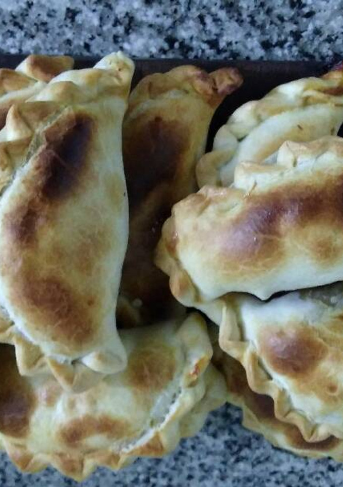 Una foto de Empanadas de carne cortada a cuchillo