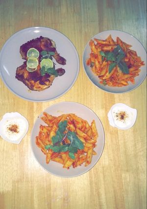 صورة لوصفة مكرونة بالصلصه الحمرا + دجاج مشوي 🍝🍟
