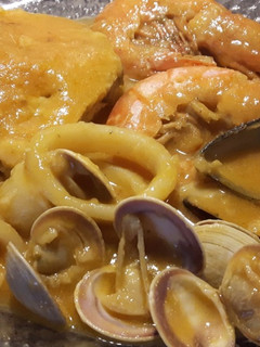 Una foto de Zarzuela de pescado y marisco