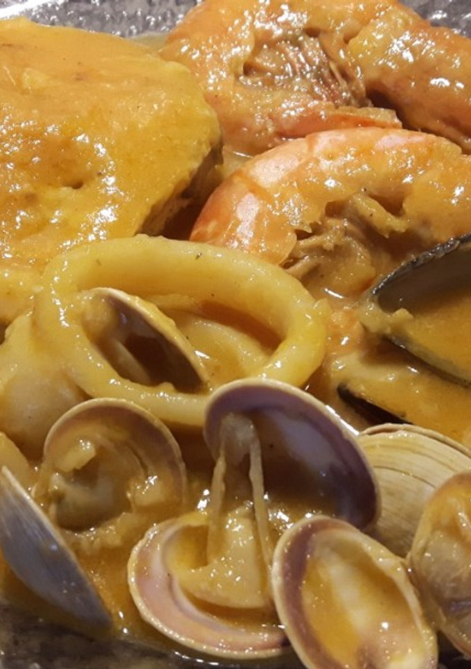 Una foto de Zarzuela de pescado y marisco