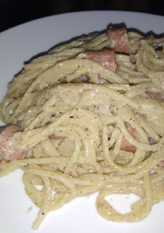 Una foto de Spaghetti hotdog con nata y queso🤤🍝🌭🧀