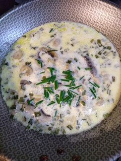 Una foto de Salsa de brotes de cebolla blanca, champignon y ciboulette para tallarines