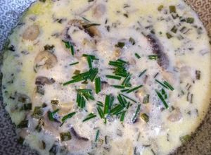 Una foto de Salsa de brotes de cebolla blanca, champignon y ciboulette para tallarines