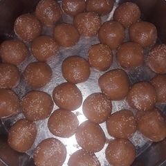 A picture of Rava besan ladoo.