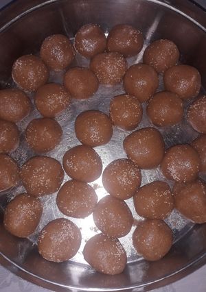 A picture of Rava besan ladoo.