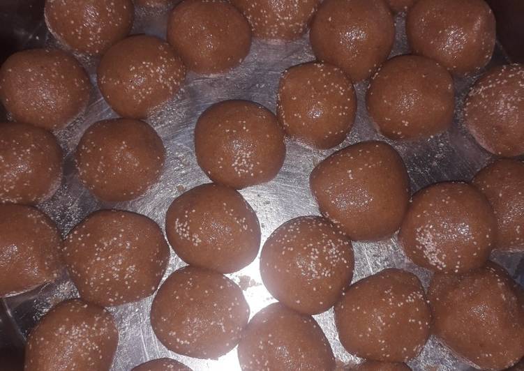 Rava besan ladoo