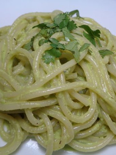 Una foto de Espagueti verde con crema de champiñón