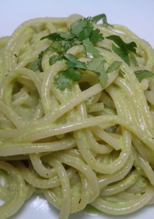 Una foto de Espagueti verde con crema de champiñón
