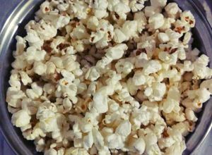 Hình của món Healthy snack: Bỏng ngô tự nổ.